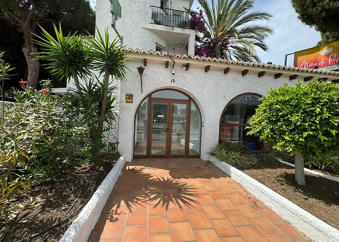 Casa De 5 Dormitorios Cerca De La Playa En Marbella Elviria