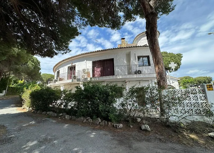 Casa De 5 Dormitorios Cerca De La Playa En Marbella Elviria
